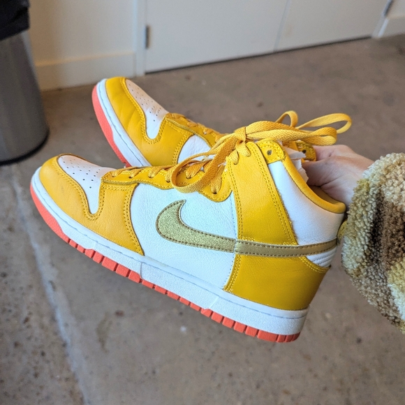 Nike Dunk High. University Gold, Women's 8 - Picture 2 of 5